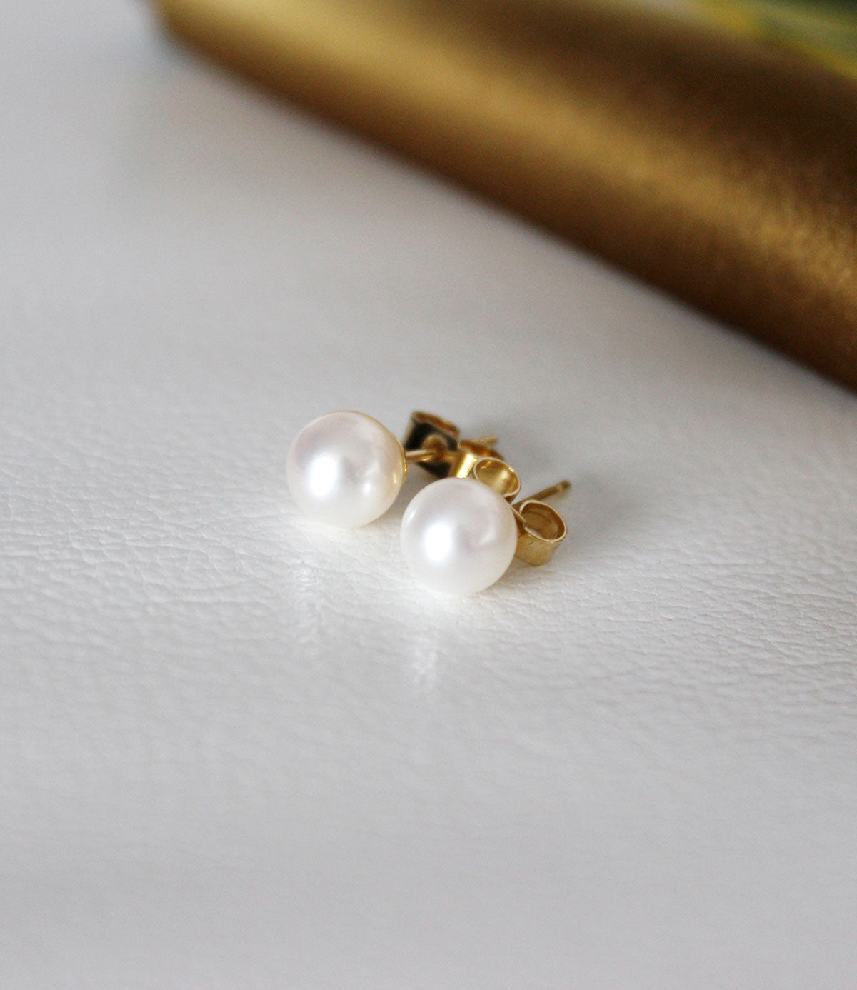 Pearl Stud Earrings in 18k Yellow Gold