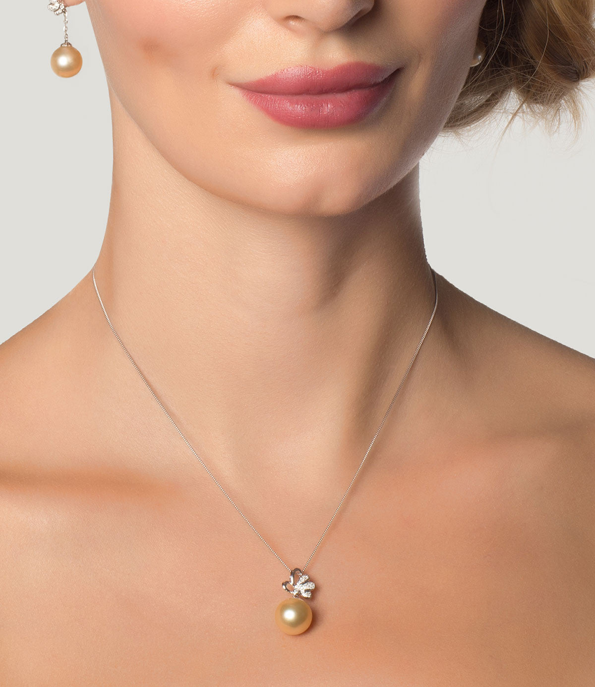 Diamond Pendant Necklace Golden South Sea Pearl in 18k Gold